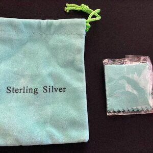 Jewelry pouch with polishing cloth